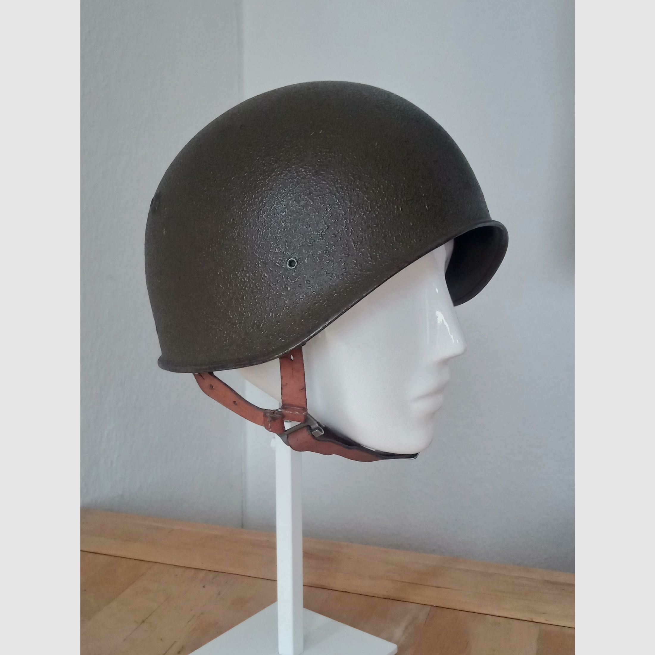 Stahlhelm der Schweizer Armee in kleiner Größe 55-56 / ideal für Zivilschutz / Swiss Made