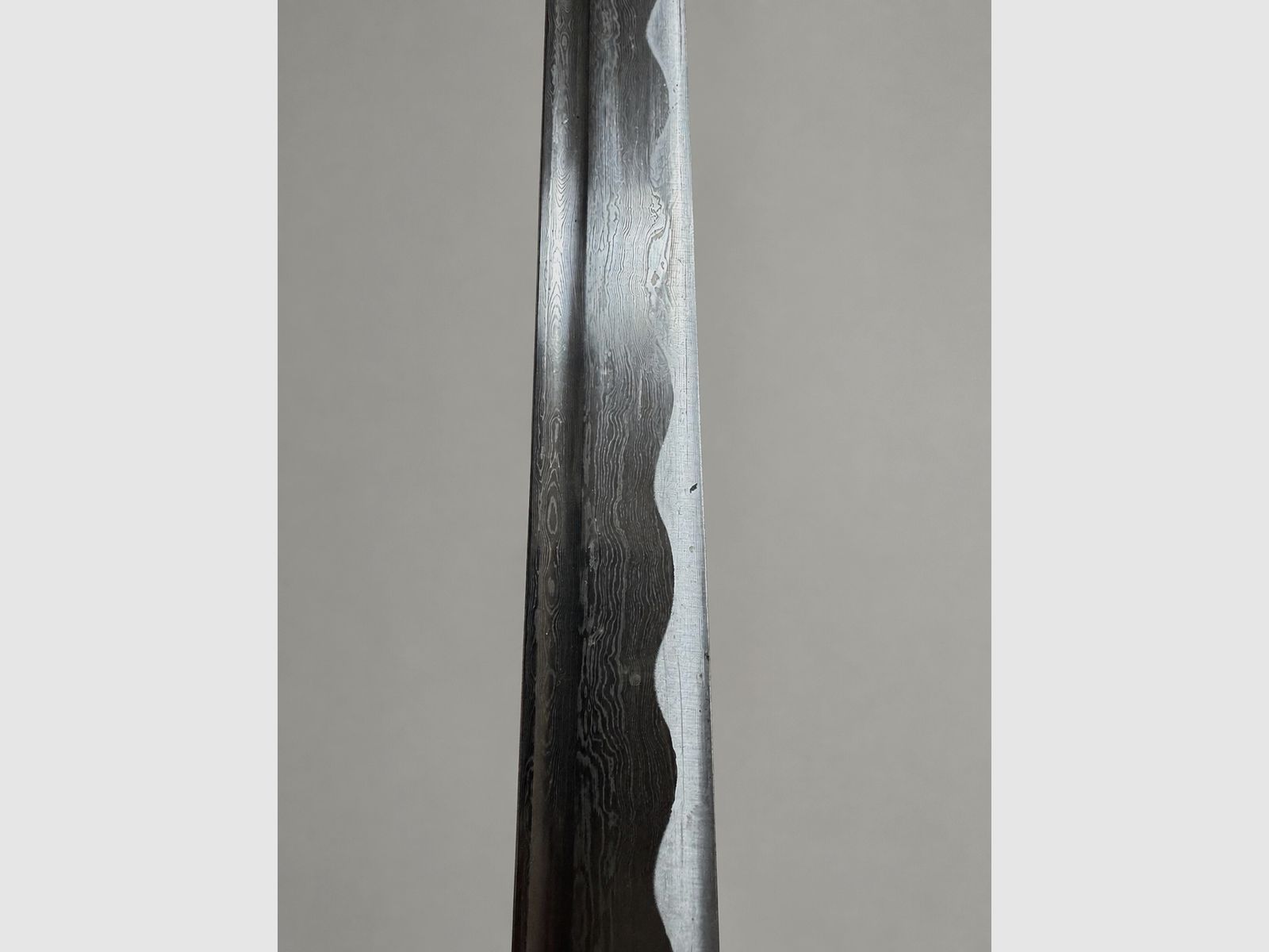 Scharfes Katana mit Scheide und sichtbarem Lagenmuster 