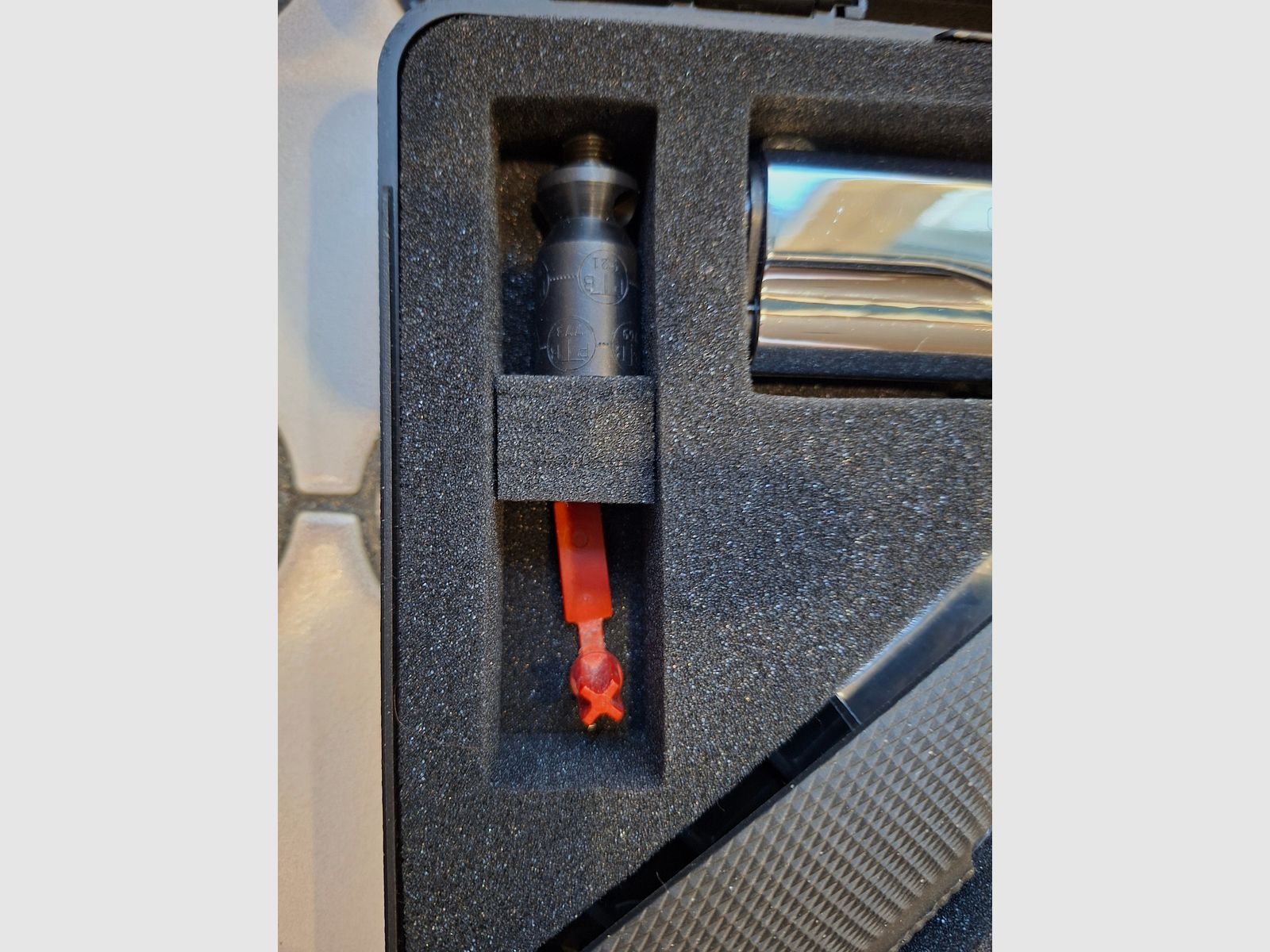 Colt 1911 Chrom, wie neu, unbeschossen, lange Federführung, Vitrinenstück.