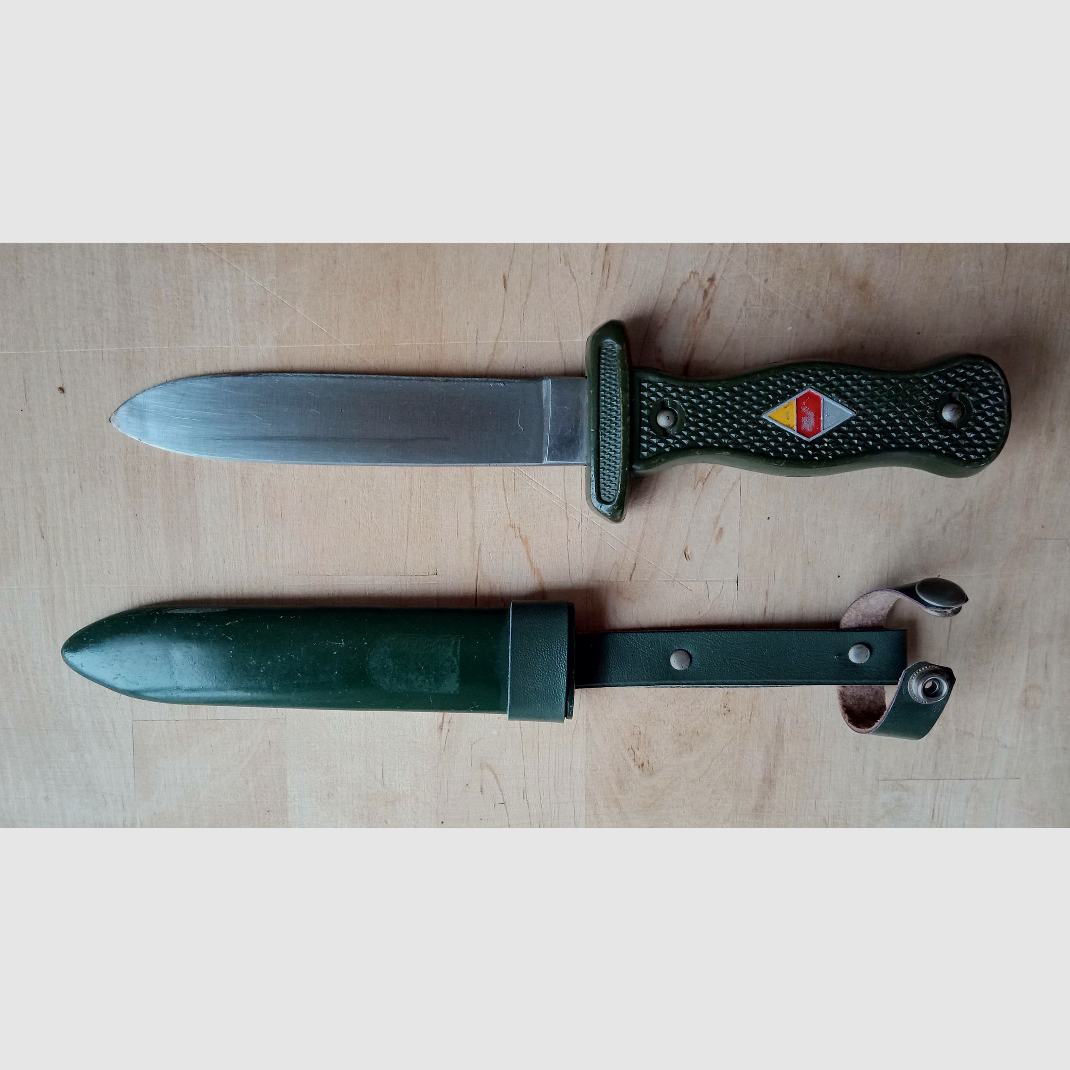 Original travel knife from Hubertus Solingen from the Cold War, based on the BW combat knife and visually inspired by the HJ travel knife.
