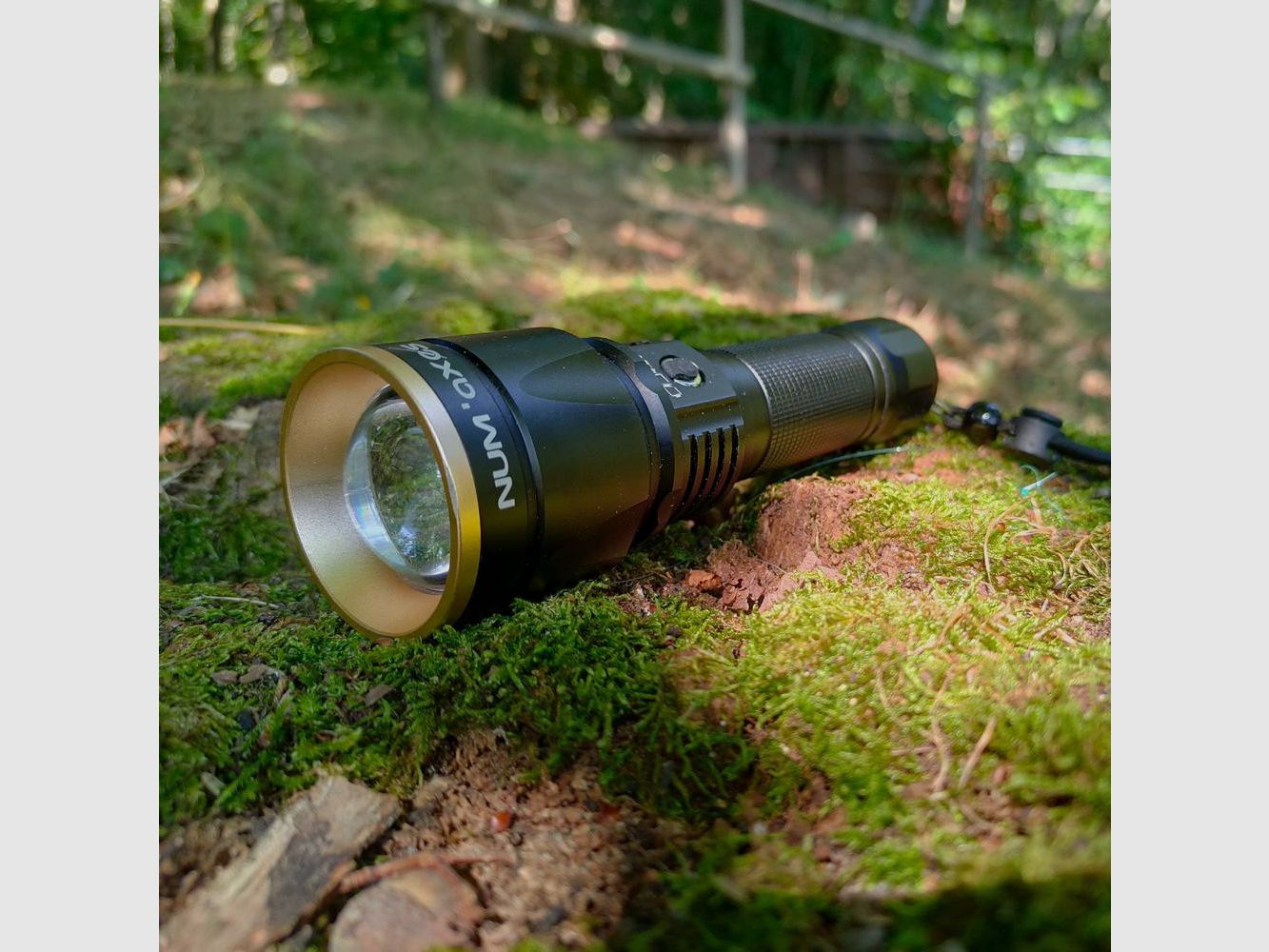 Lampe Tactique Rechargeable Num Axes - 1000 Lumens Puissants - Autonomie Longue Durée - Éclairage Précis et Fiable, image 1 sur 5