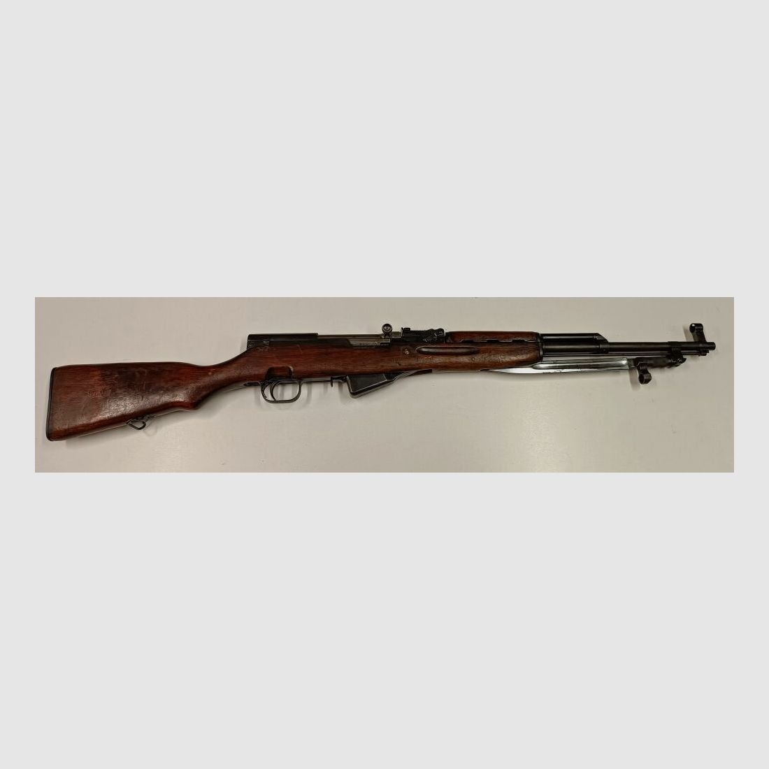 Rifle semiautomática Simonov SKS-45, cal. 7,62x39, completamente numerada, incluyendo accesorios