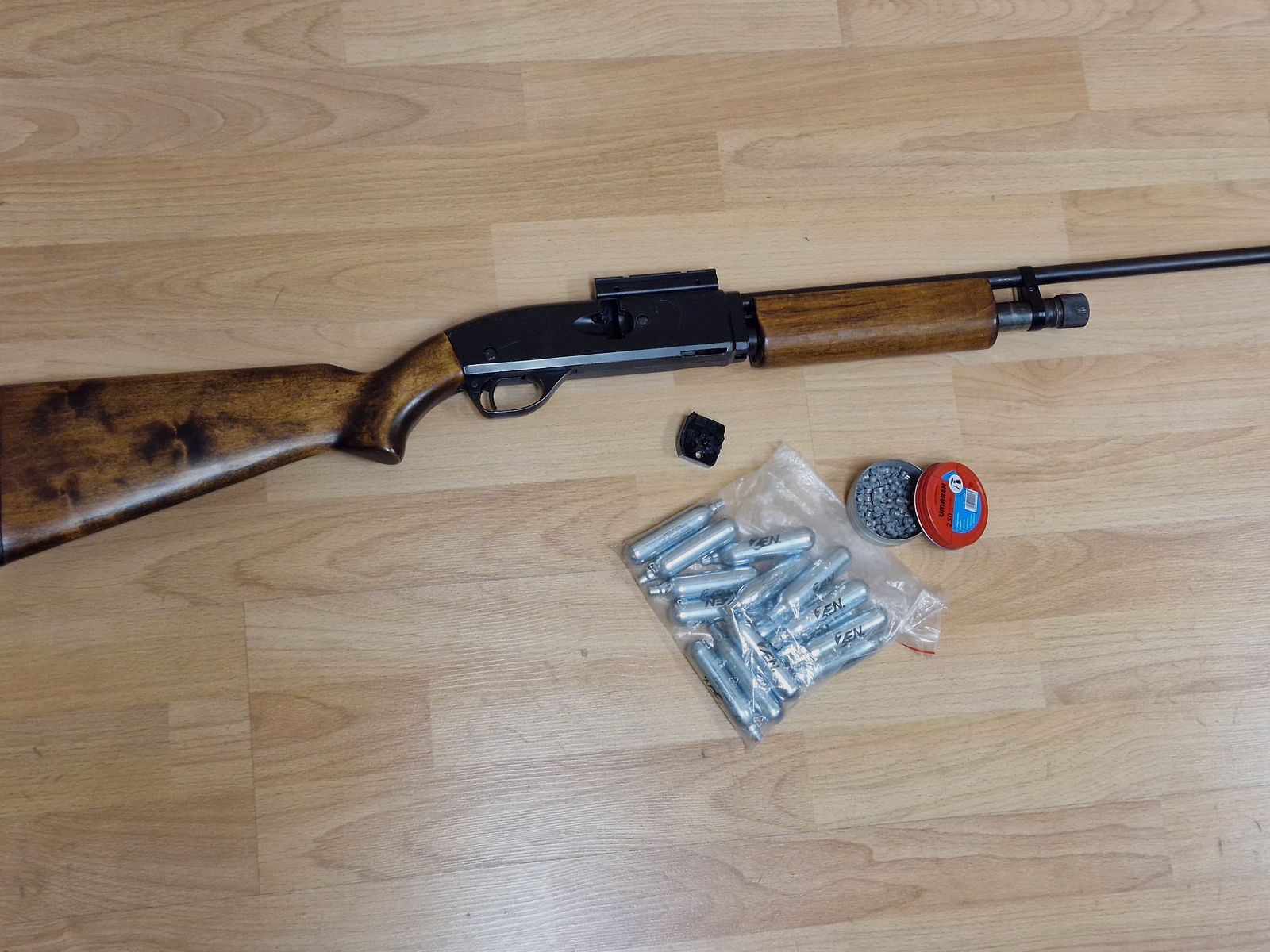 Luftgewehr Crosman 622 Pell Clip Repeater 5,5mm .22 CO2 Vorderschaftrepetierer