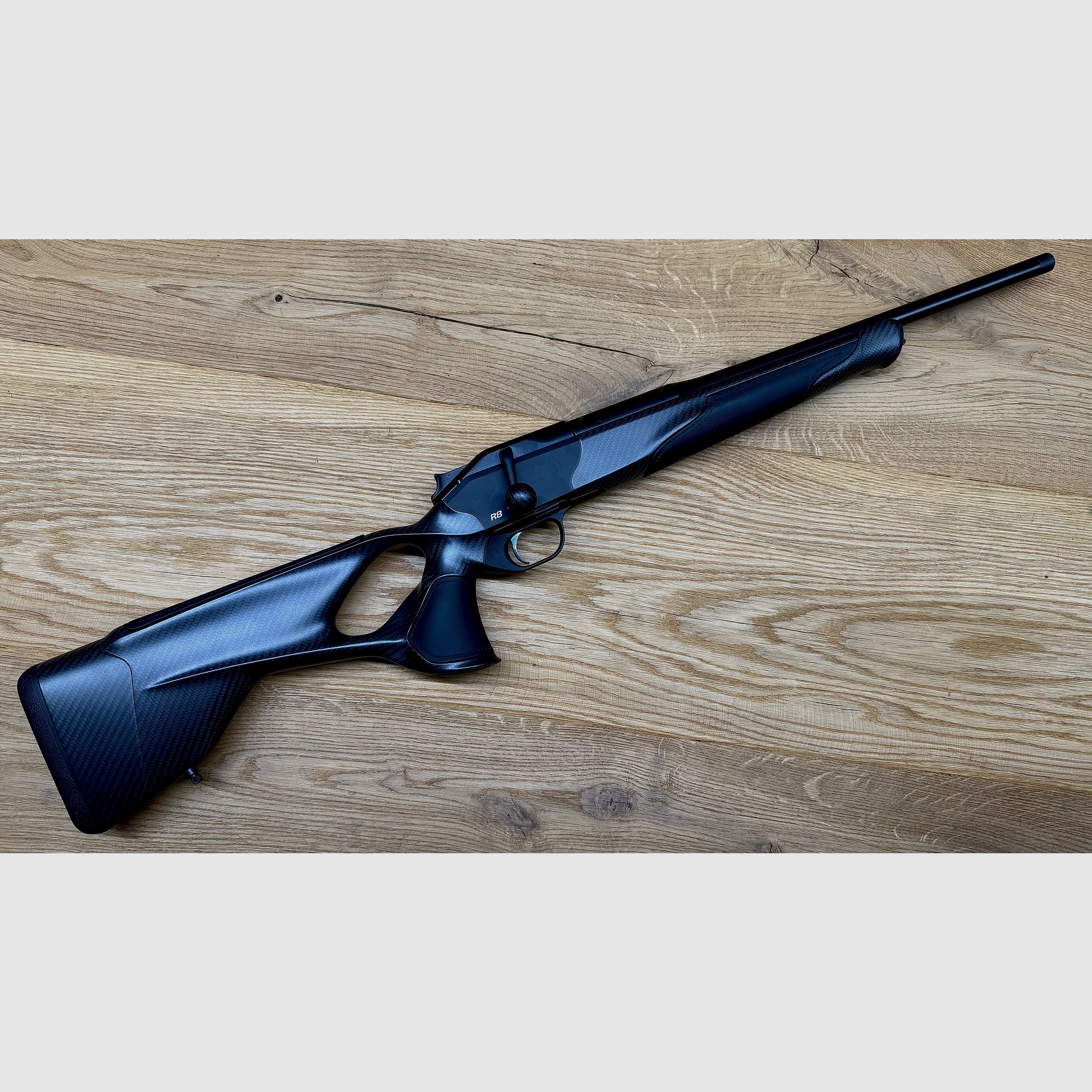 Blaser R8 Carbone Cuir noir / Déclencheur & chambre DLC / Avant en carbone / Logo argent / Poignée de chambre en carbone / Calibre & longueur de canon au choix