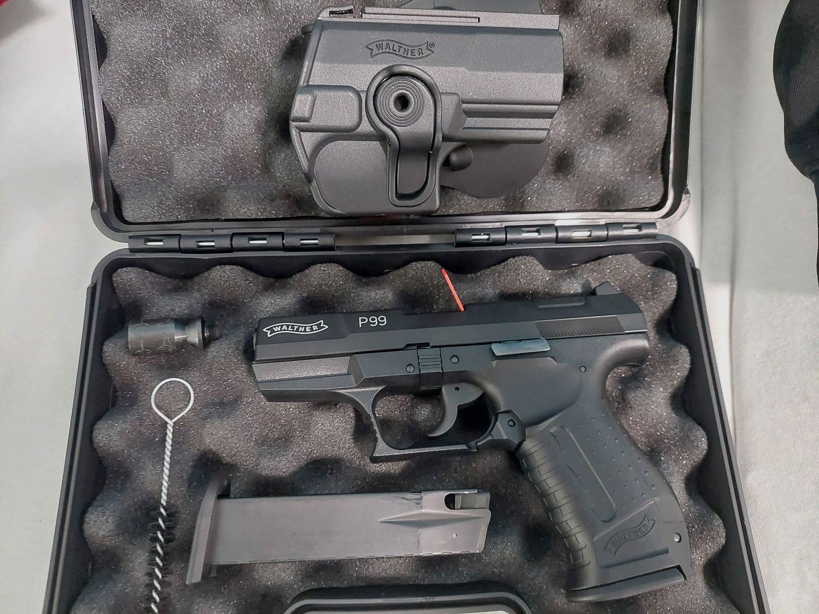 Walther P99 9mm P.A.K. z 1 dodatkowym magazynkiem i kaburą Walther.