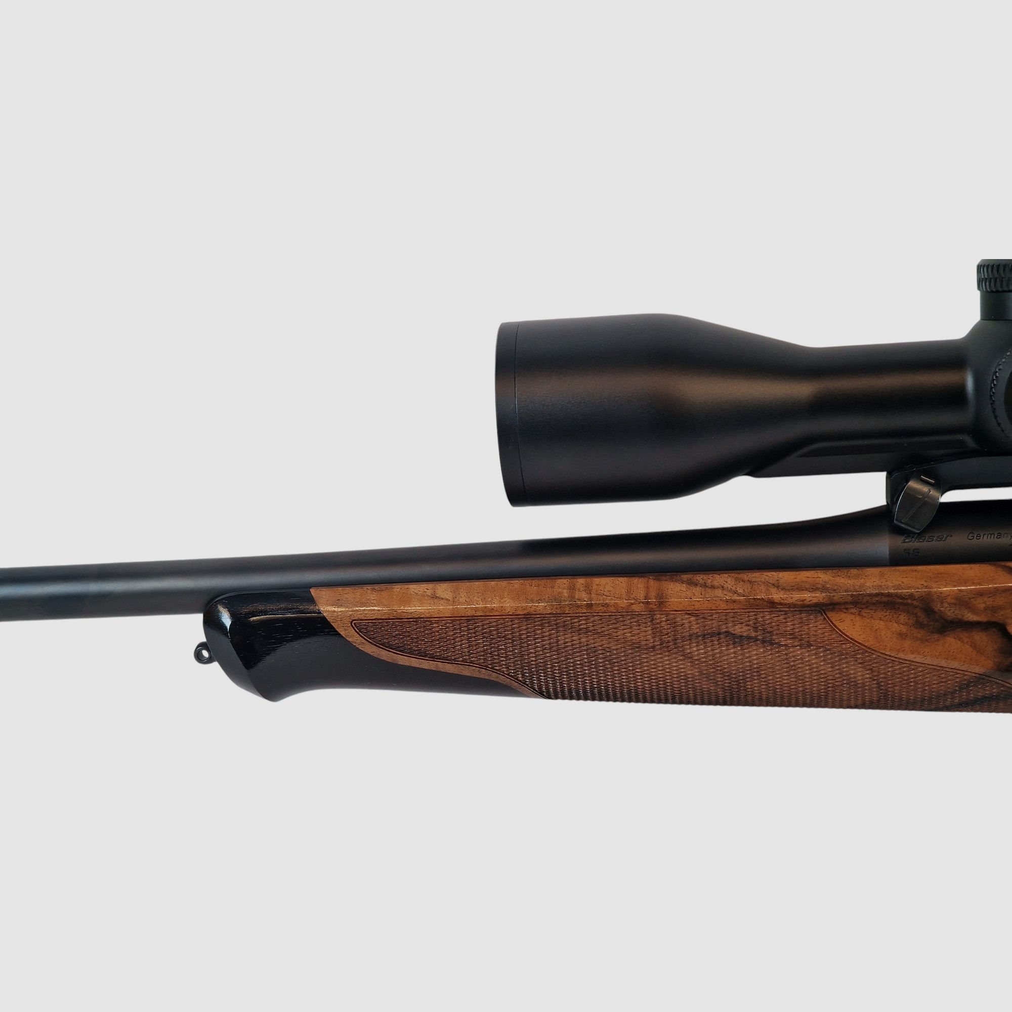 Blaser R8 Success Holz HK4 Kal. 8x57JS LL. 52cm mit M15x1 und Blaser B2 2-12x50 IC S 
