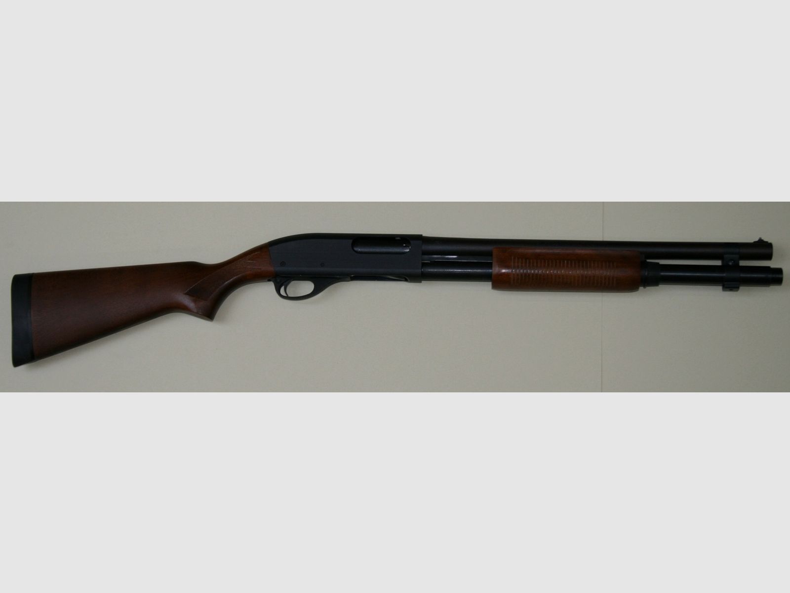 Fusils à pompe Remington 870 Express Cal.12/76 canon lisse 46 cm + extension de magasin [CATEGORIE B] (OCCASION), image 1 sur 8