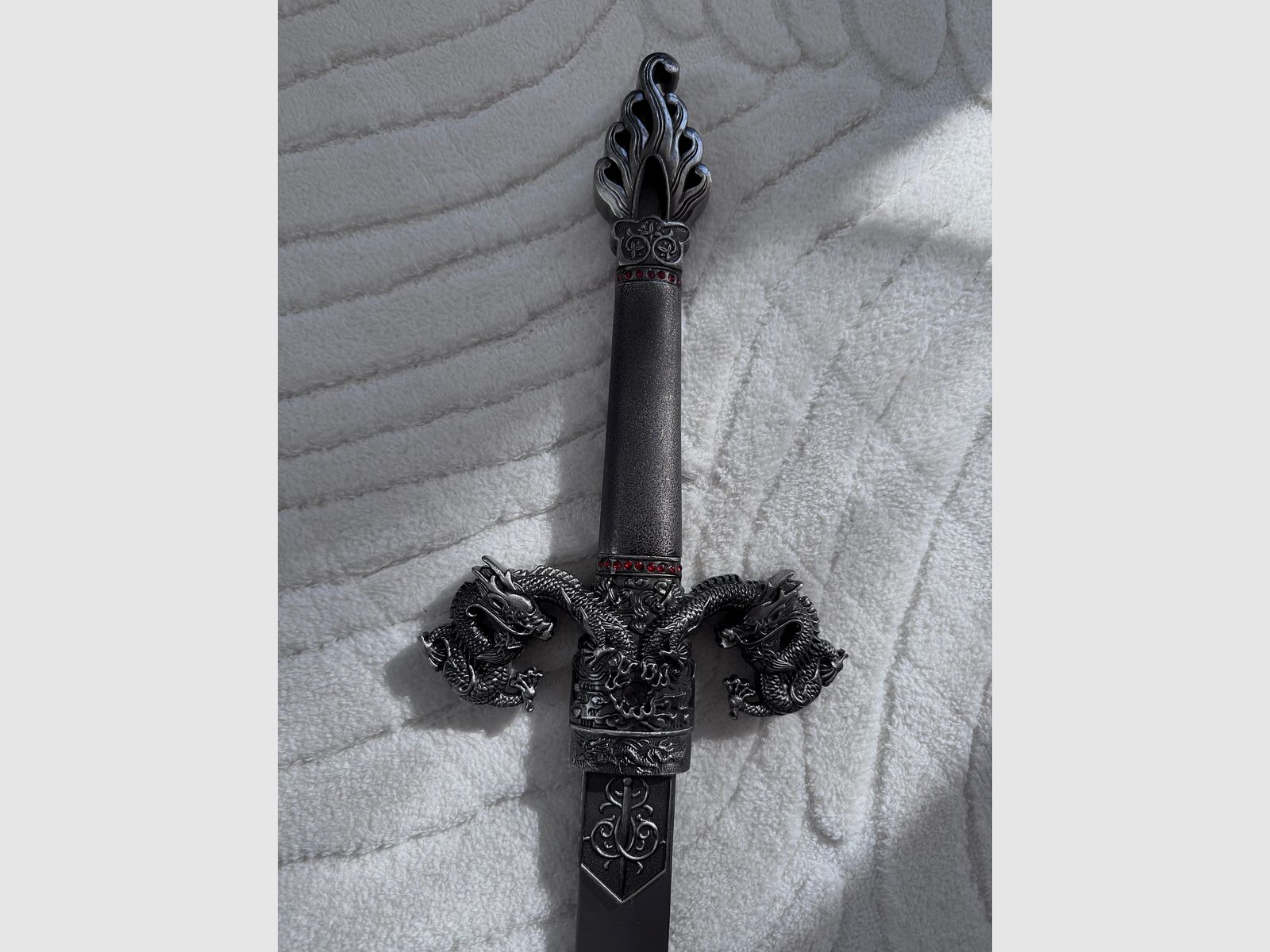 Dekoratives Drachenschwert im asiatischen Stil