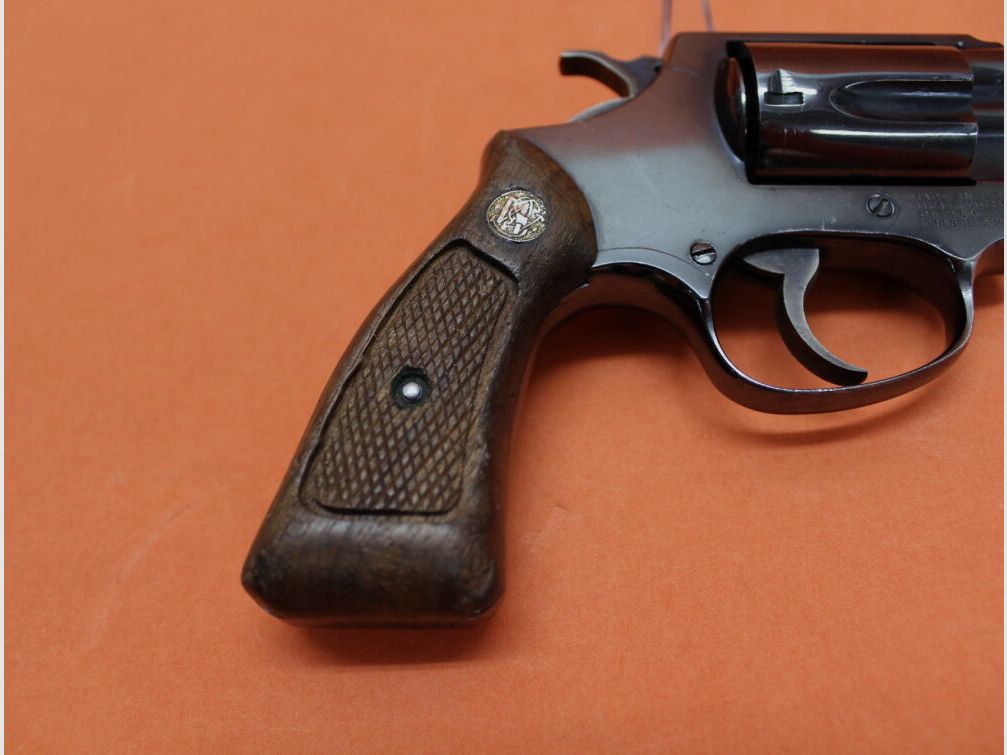 Smith & Wesson Revolver .38 Special Smith & Wesson/ S&W 36 Chiefs Special blued, 3" barrel/ wooden grip used weapon