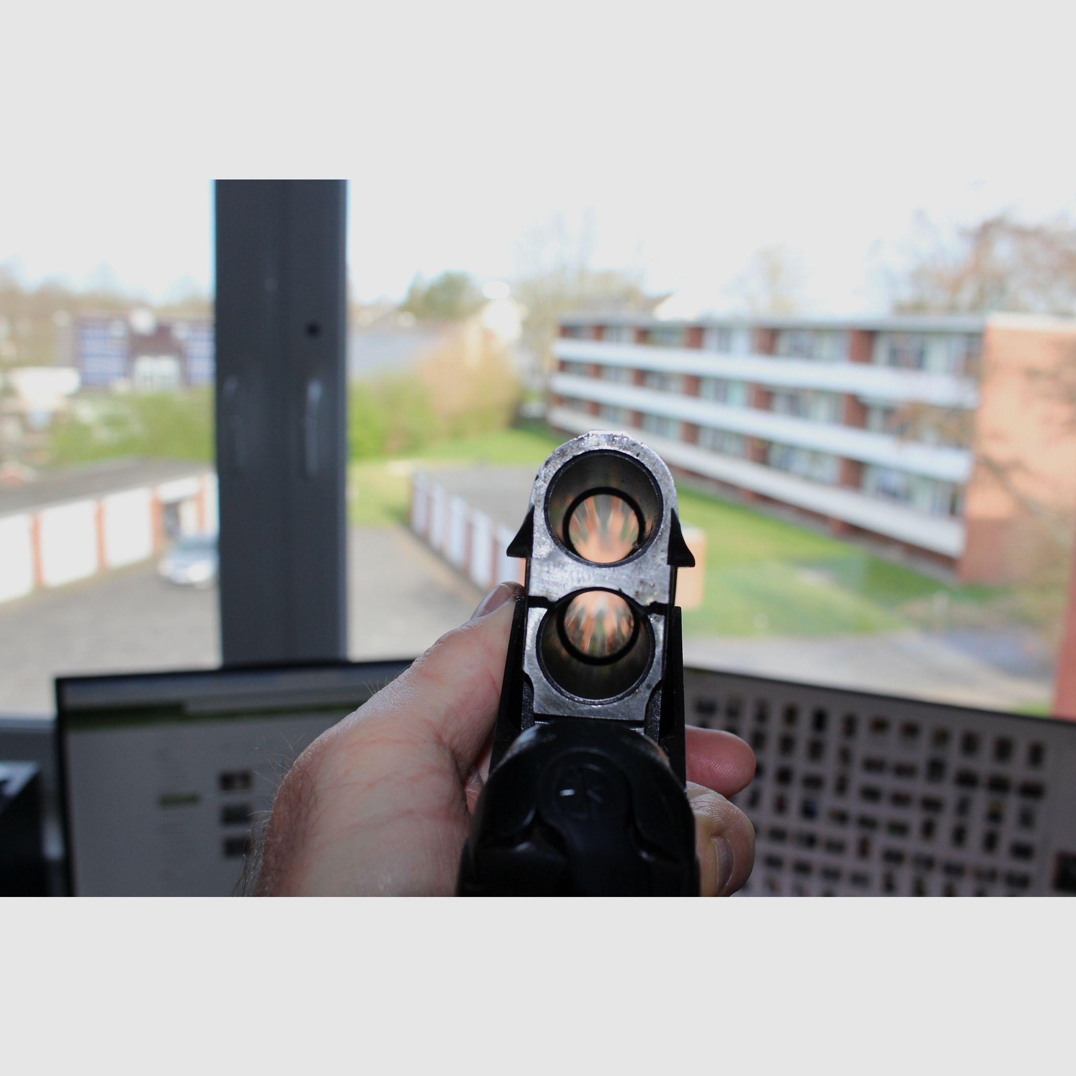 Waffenschrank in der graphitgrauen Farbe Grad 0 EN 1143-1 Safe 0-4 mit elektronischem Zahlenschloss S & G Spartan mit Tastatur und die Flinte als Geschenk erhalten