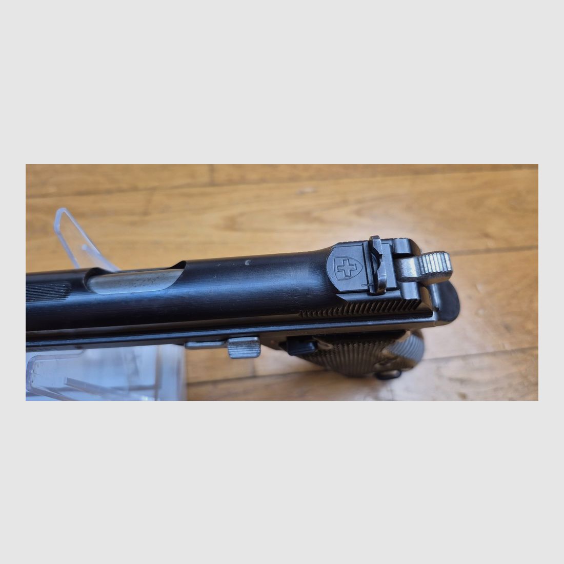 Zeer mooie SIG P210-2 pistool – Mythe van de 9 para – Militaire wapen van het 4e contract – Circa 1957/60-62 – Zeer goede bluing – Droomwerking en loop – 2e magazijn en holster (de complete set!) extra meegeleverd – Staat TBE+/TBE++!, afbeelding 10 van 26