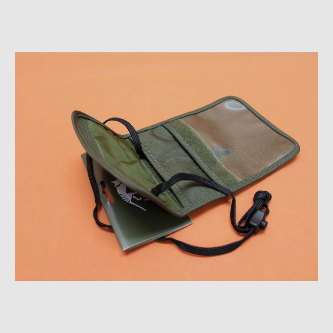 Tasmanian Tiger TT Neck Pouch (7621) 036 cub: copertura per documento con coperchio e tasca con zip circa 280x145x15mm