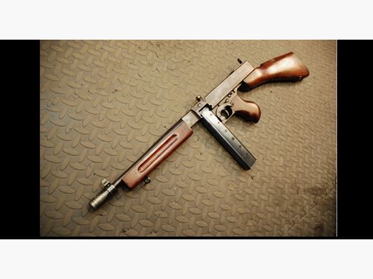 Pistolet maszynowy Thompson 9 mm z hukowym wystrzałem