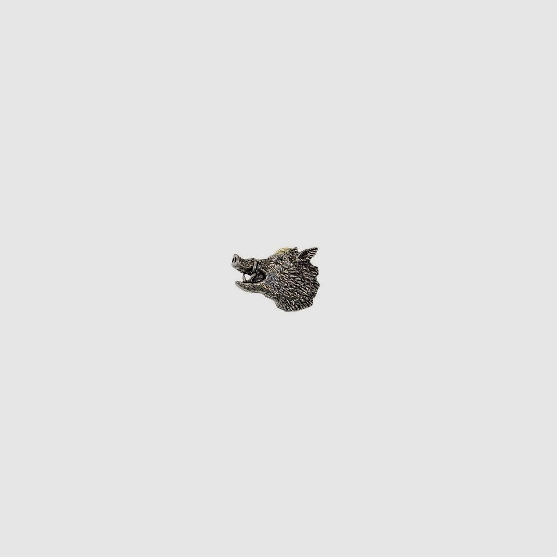 Broche de peltre que representa la cabeza de un jabalí