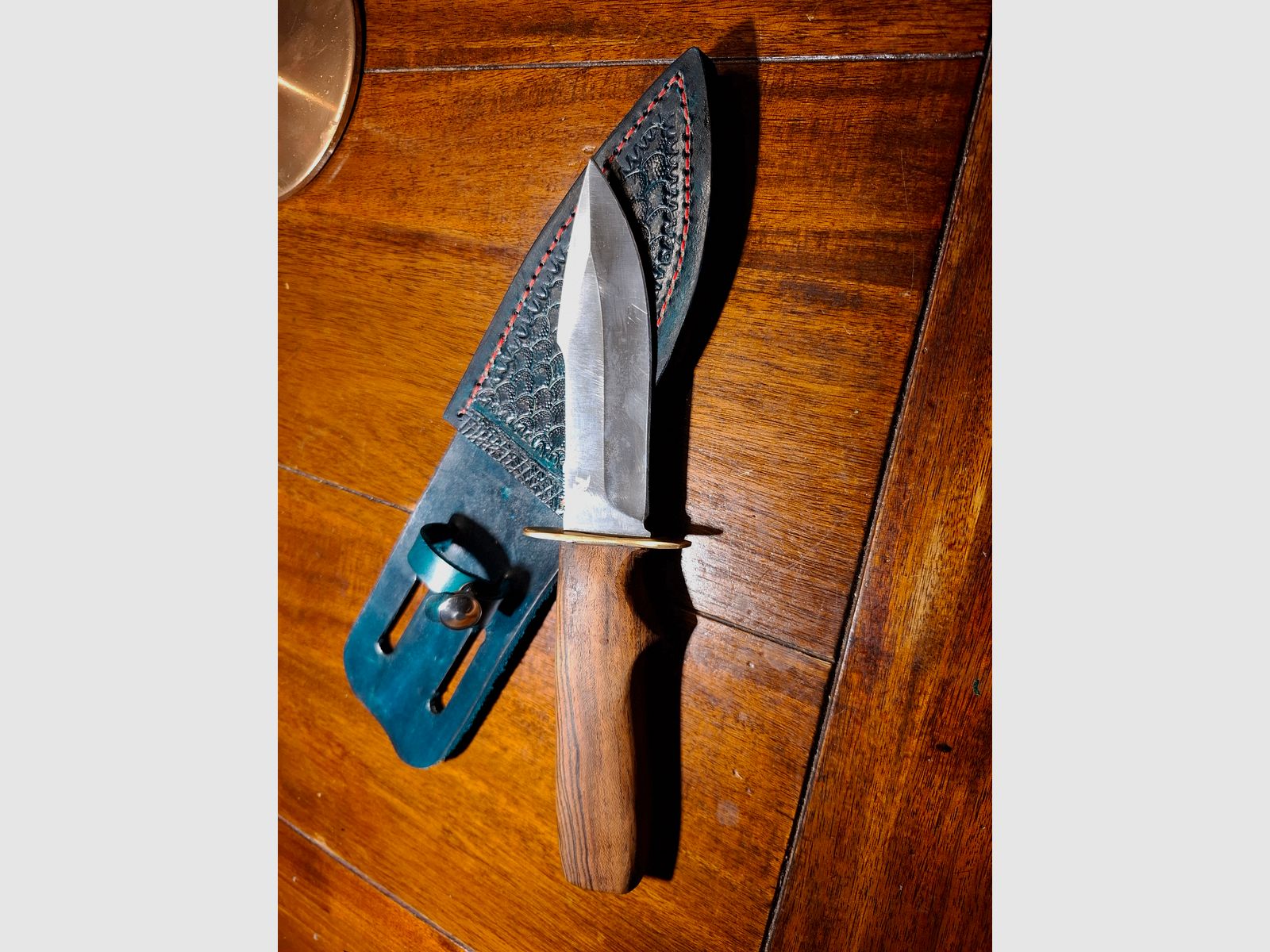 Jagdmesser mit handgearbeiteter Lederscheide