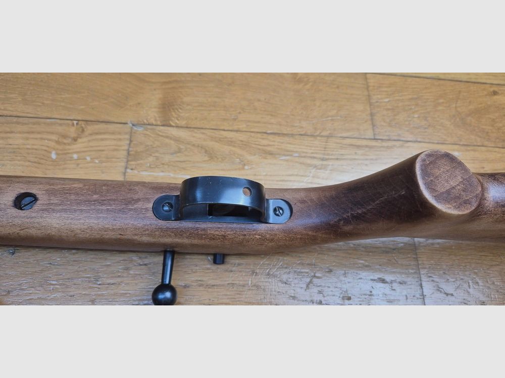 Carabina Albrecht Kind (e non King come spesso sentito o letto!) – Arma a colpo singolo 22 Lr – Equivalente delle nostre "La Française" – Arma ultra leggera per principianti per divertirsi al poligono o in giardino – Legno molto bello nonostante la mancanza di cera/olio – Rotaia da 11mm e canna filettata con anello di protezione – Grilletto regolabile – TBE+, immagine 12 di 28