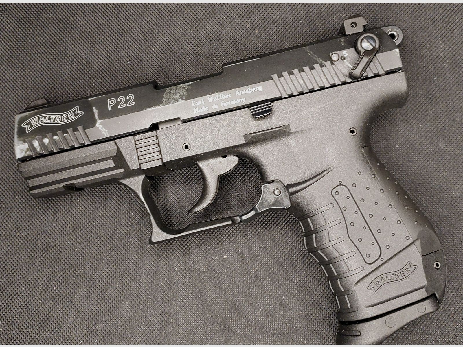 Walther P22 (P 22 Classic) Schreckschuss Pistole 9mm P.A.K. schwarz (PTB 778) mit Swiss Arms Gürtelholster