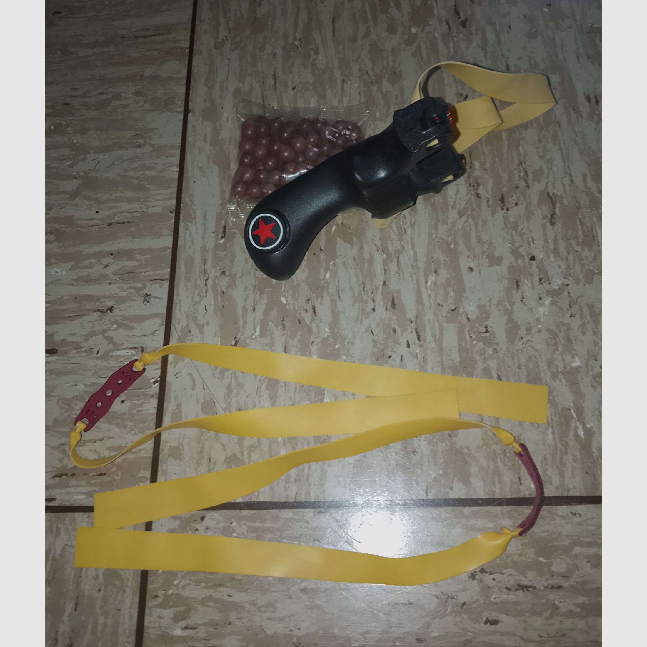 Neue Steinschleuder Zwille Schleuder Red Star mit Zubehör Ersatzgummi Munition  schwarz Roter Stern 