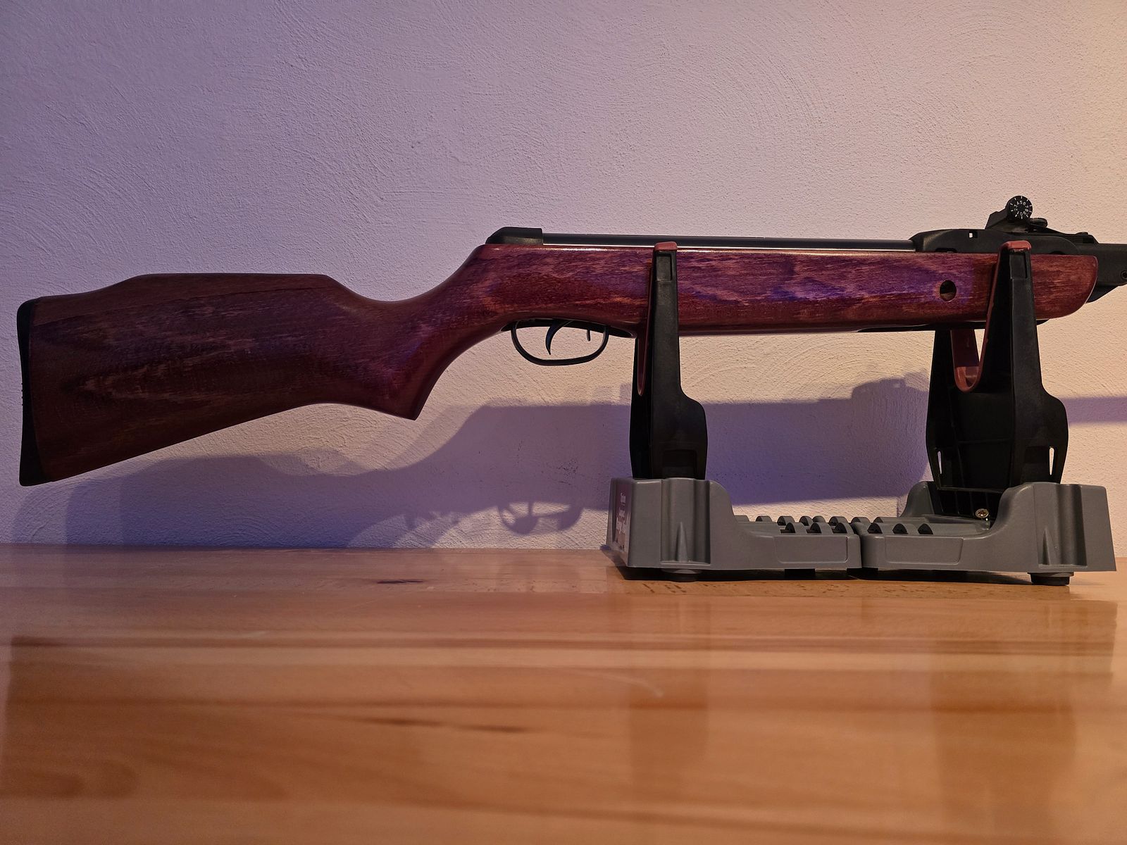 Carabina de aire comprimido GAMO MULTISHOT 8 disparos, con mira abierta en calibre 4,5 mm con 4 cargadores