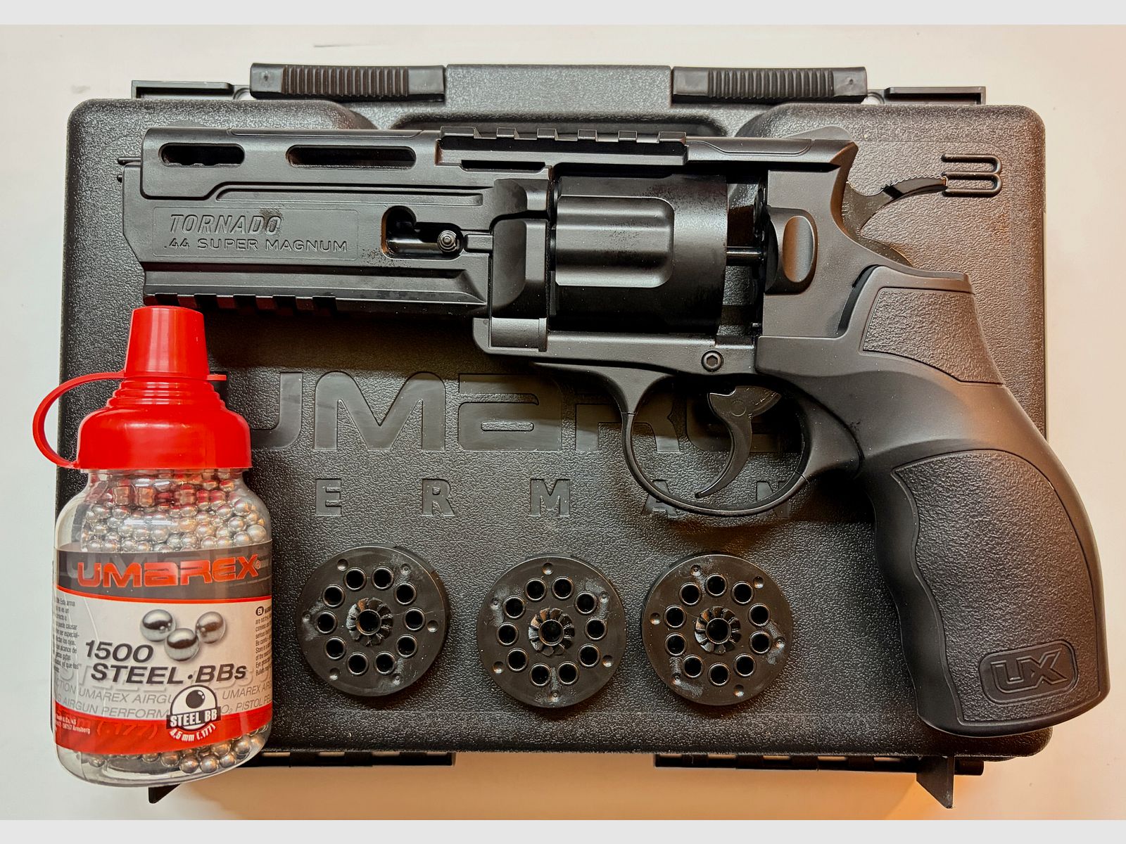 UX Tornado CO2 Revolver Set, cal. 4.5mm BB (including 3 magazines & BBs)