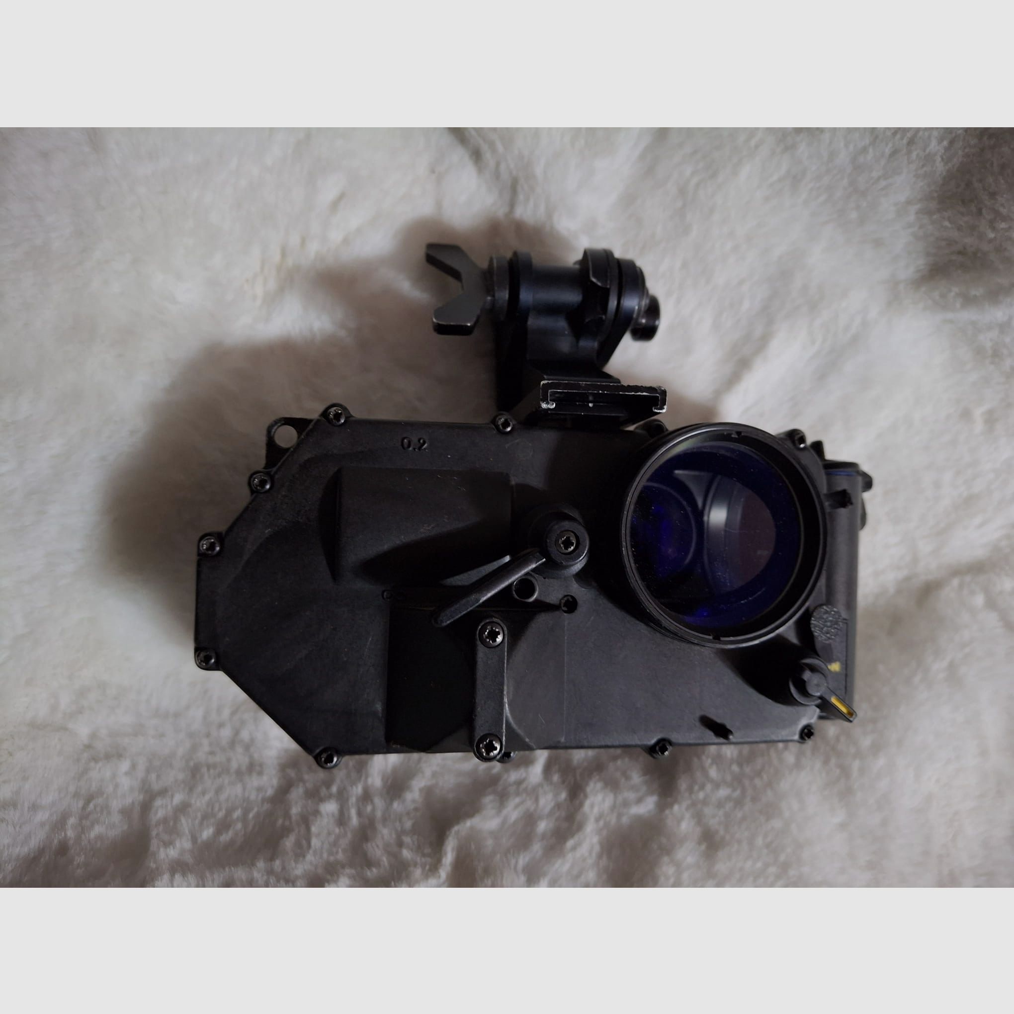 Nachtzichtversterker met helm- en hoofdbevestiging