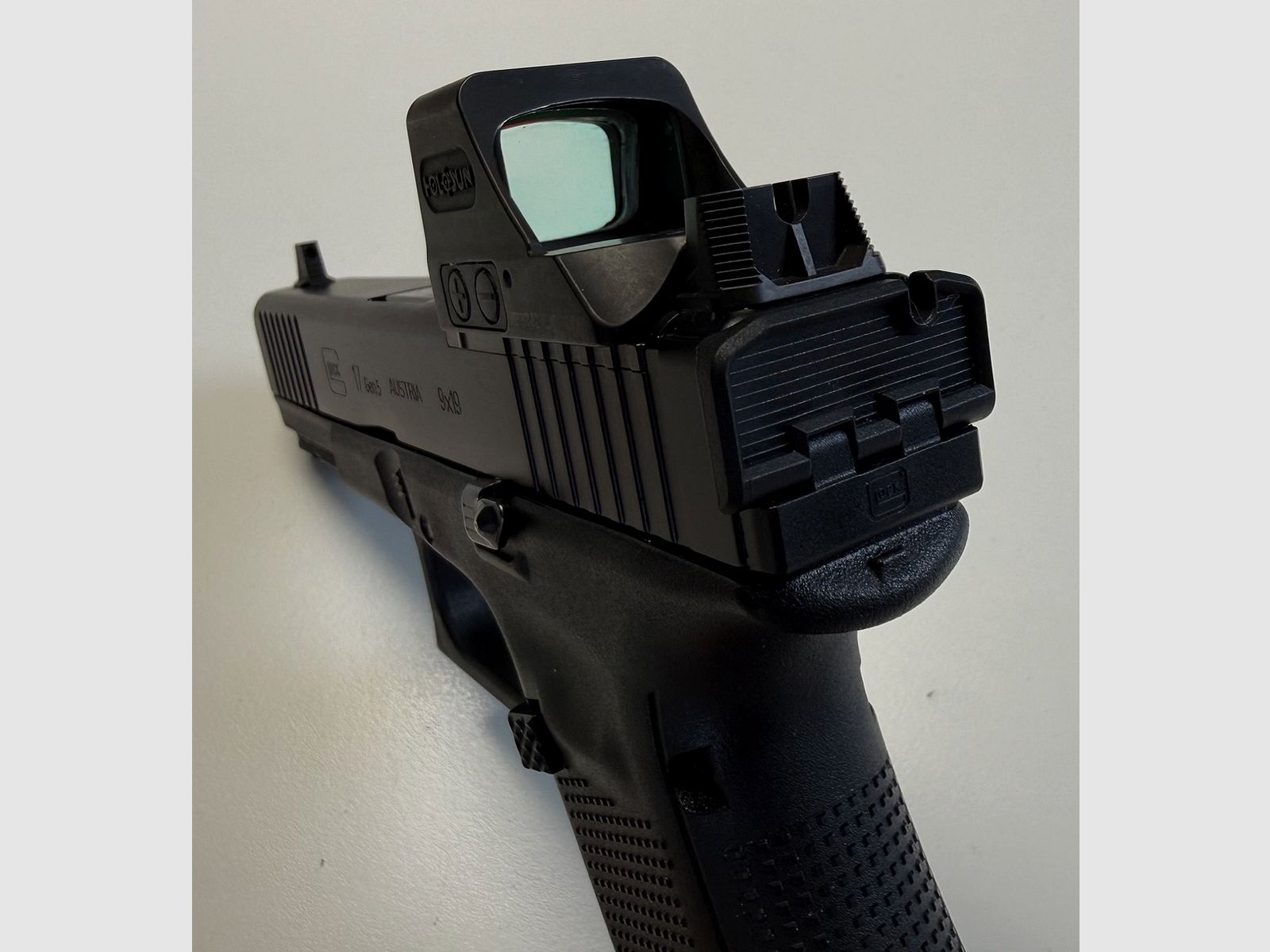 Glock 17 Gen.5 MOS 9mm, Holosun HE508T-RD-X2 mit umfangreichem, exklusivem Zubehör - NEUWERTIG