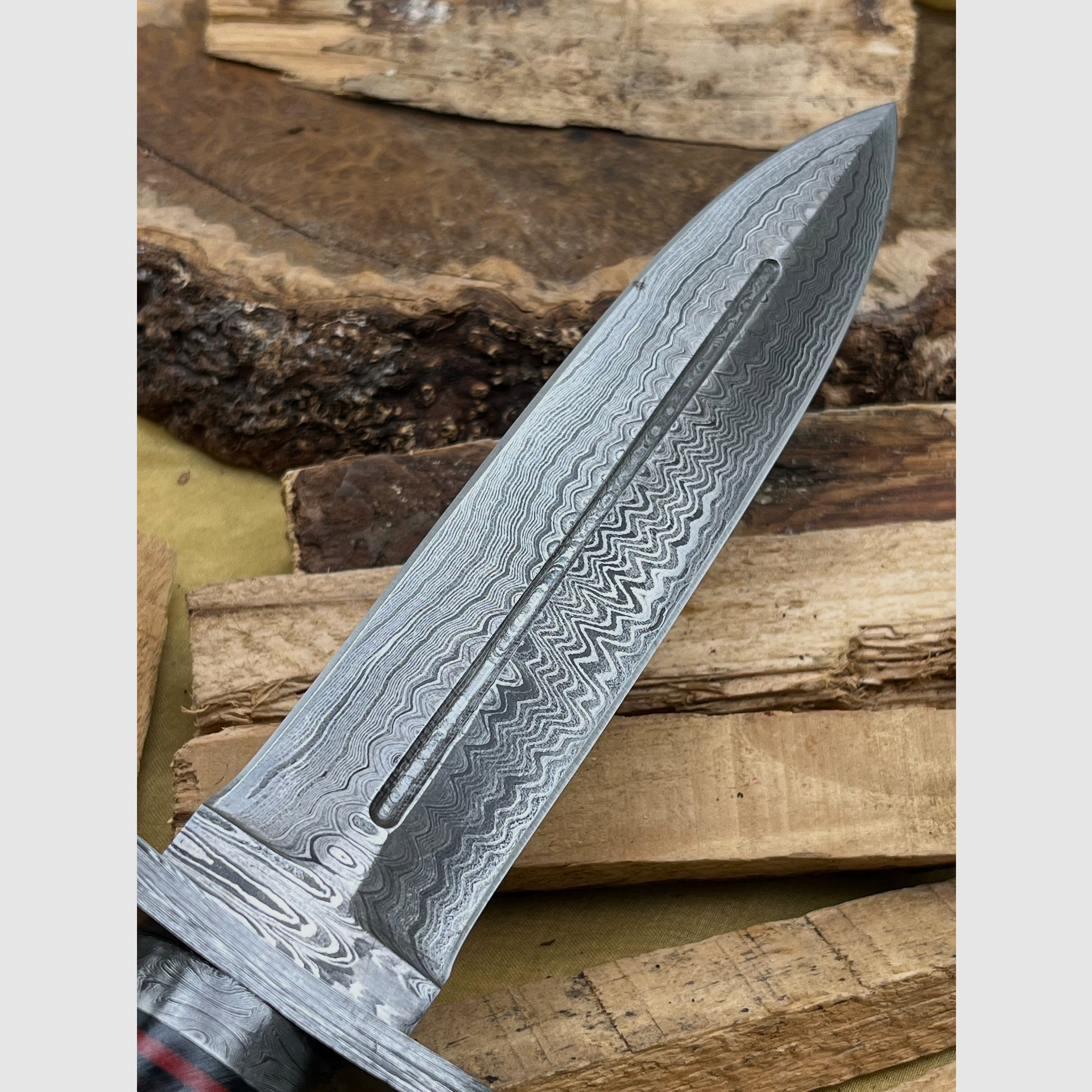 Hunting knife Damascus steel hand-forged