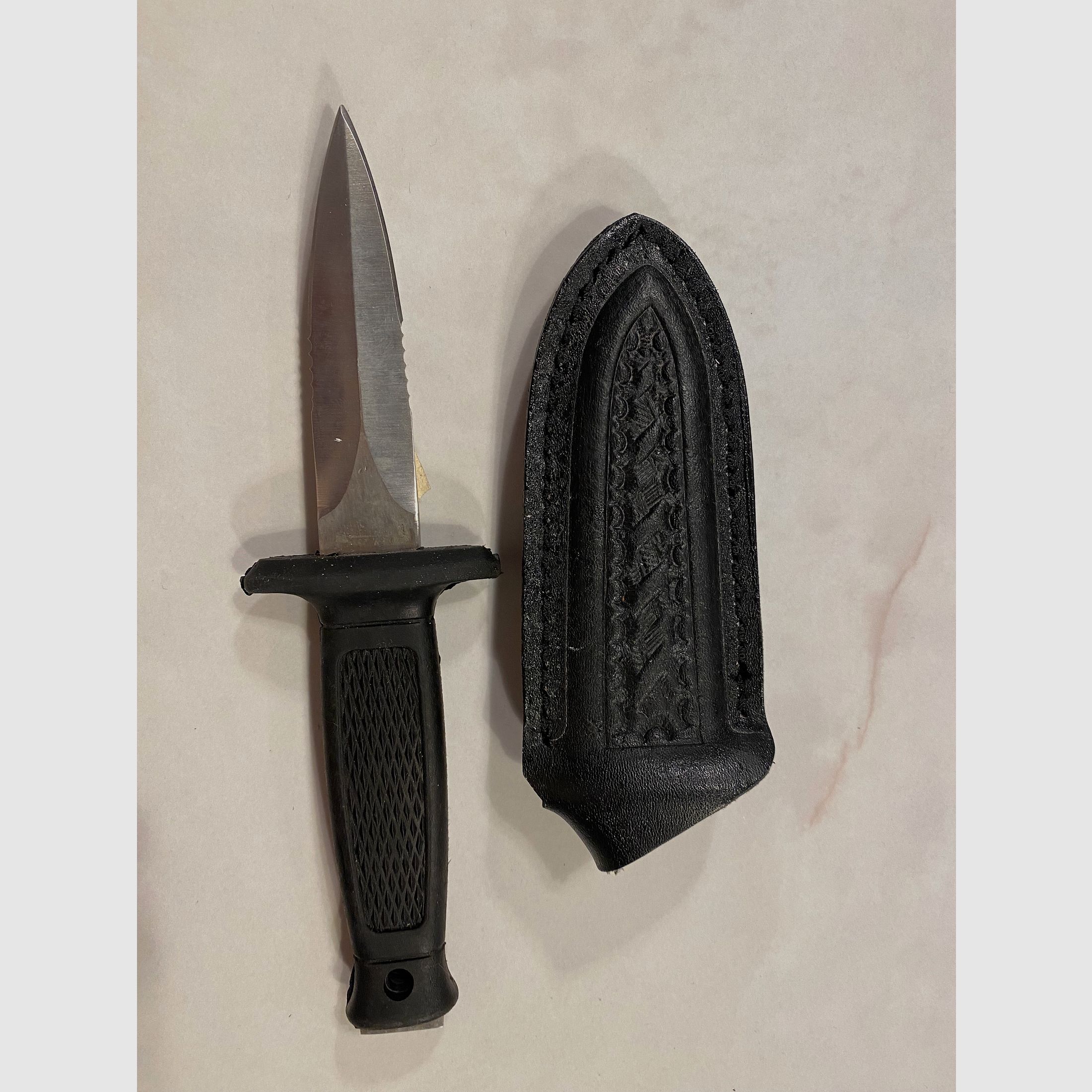 Fixed outdoor/diving knife with plastic sheath