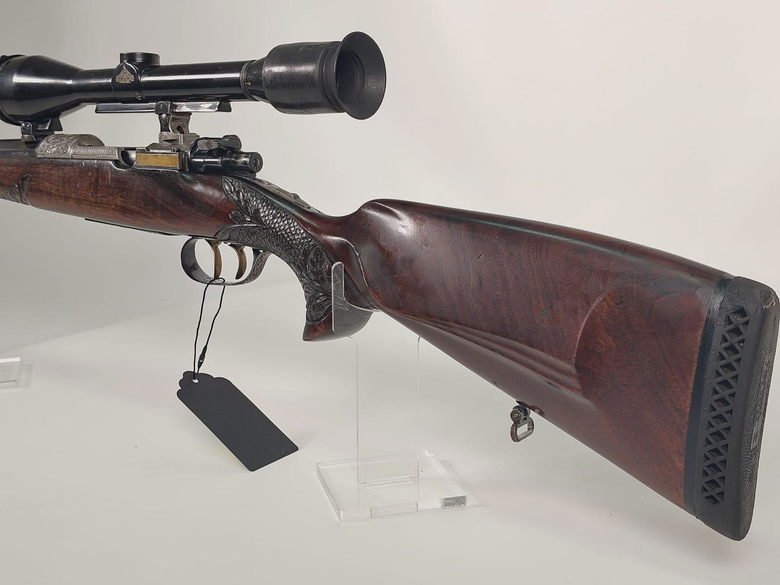 Repetierer Einzelstück 7x64 inkl. ZF 2,5-10x42 mit Handgravuren und Schaftholzverschneidungen