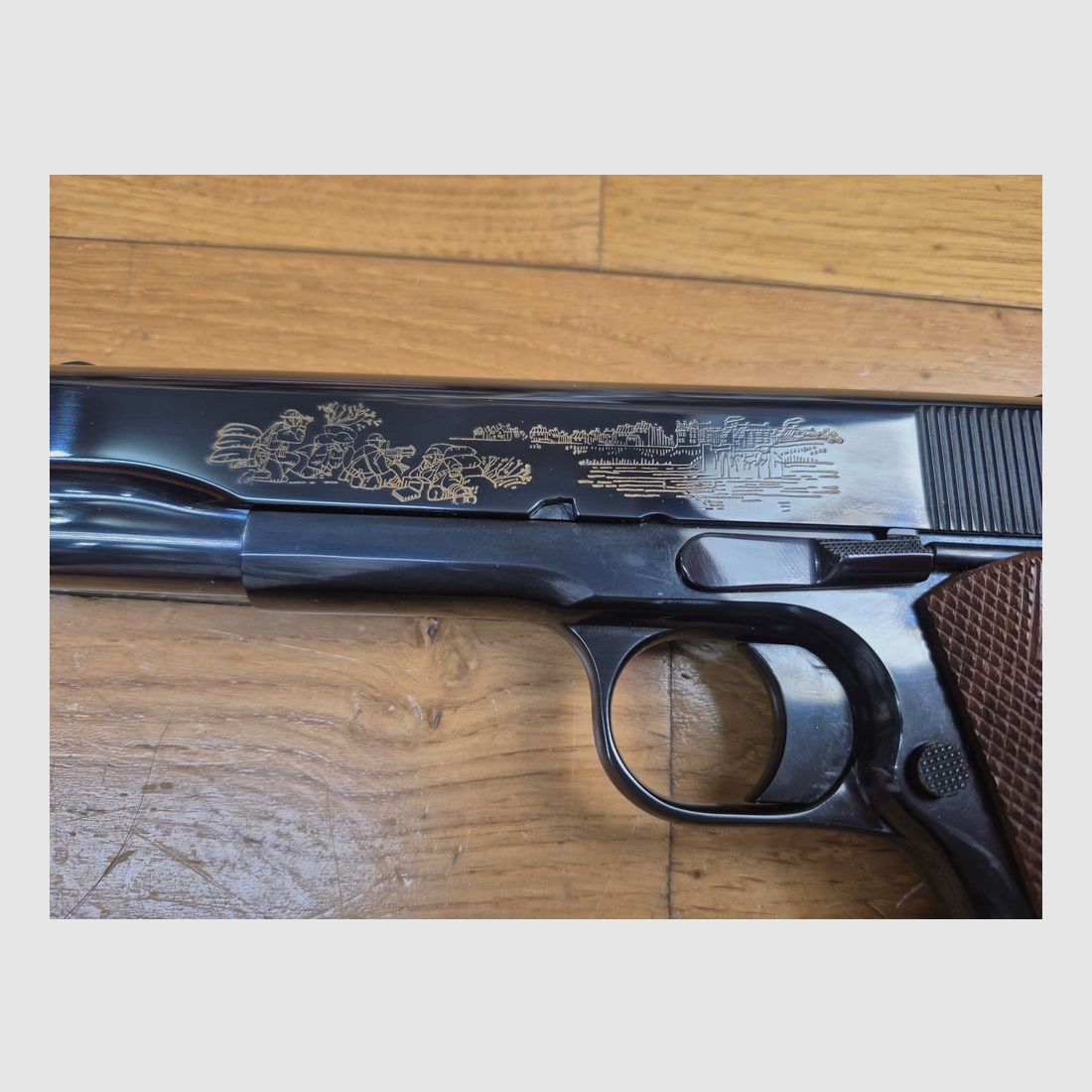UNIQUE! Rarissime Colt 1911 (nicht 1911 A1) – Gedenkstück zur Schlacht von Château-Thierry 20. Juli 1918 – Waffe von 1968 – Außergewöhnliche Qualität in Pre Series 70 – Luxuriös graviert und brüniert und 100% funktionsfähig – Rarität in Europa in seiner Original-Präsentationsbox – Neuwertiger Zustand!, Bild 8 von 33